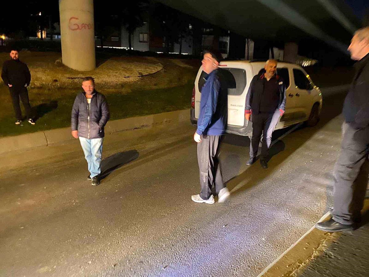 Bakırköy\'de Araç Kilitlendi, Trafik Felç Oldu