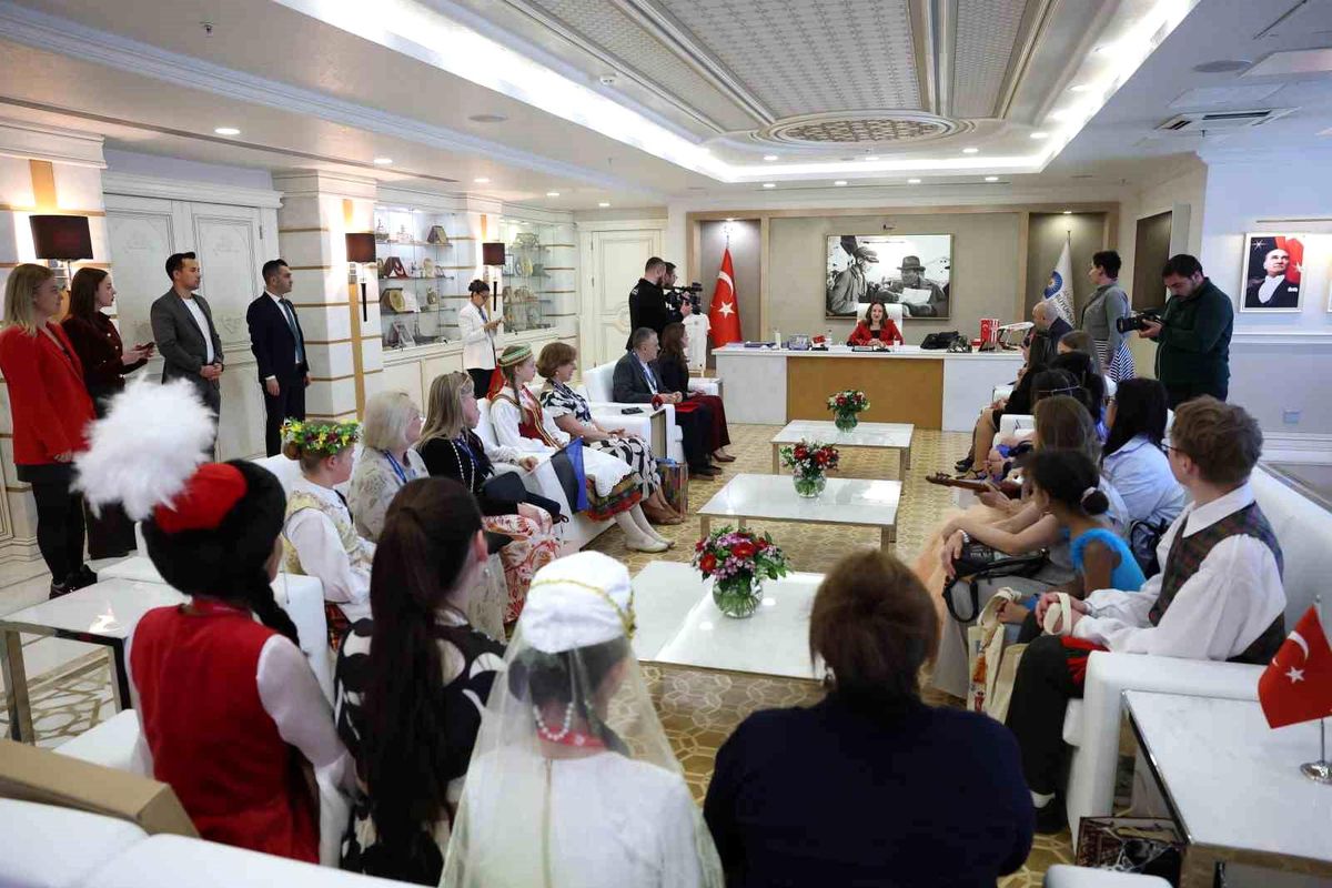 Başkan Vekili Büşra Özdemir dünya çocuklarını ağırladı