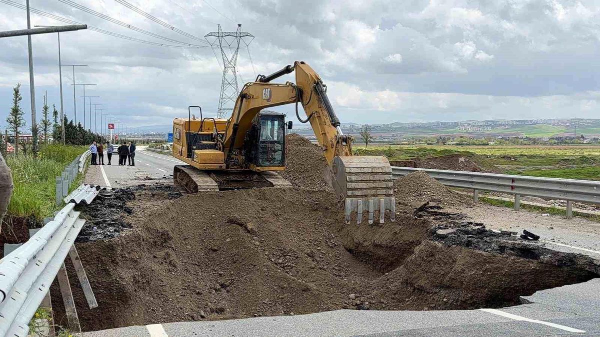 Batman\'da Sağanak Sonrası Yol Çöktü