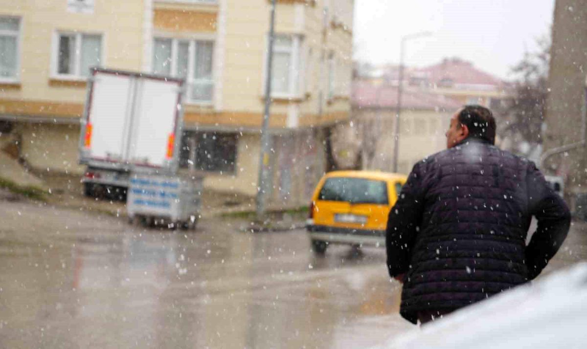 Bayburt\'ta Nisan\'da Kar Yağışı