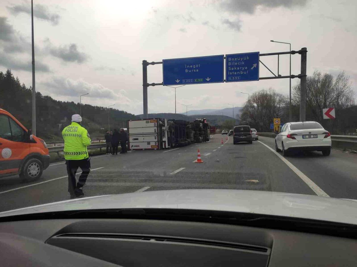 Bozüyük\'te TIR Devrildi