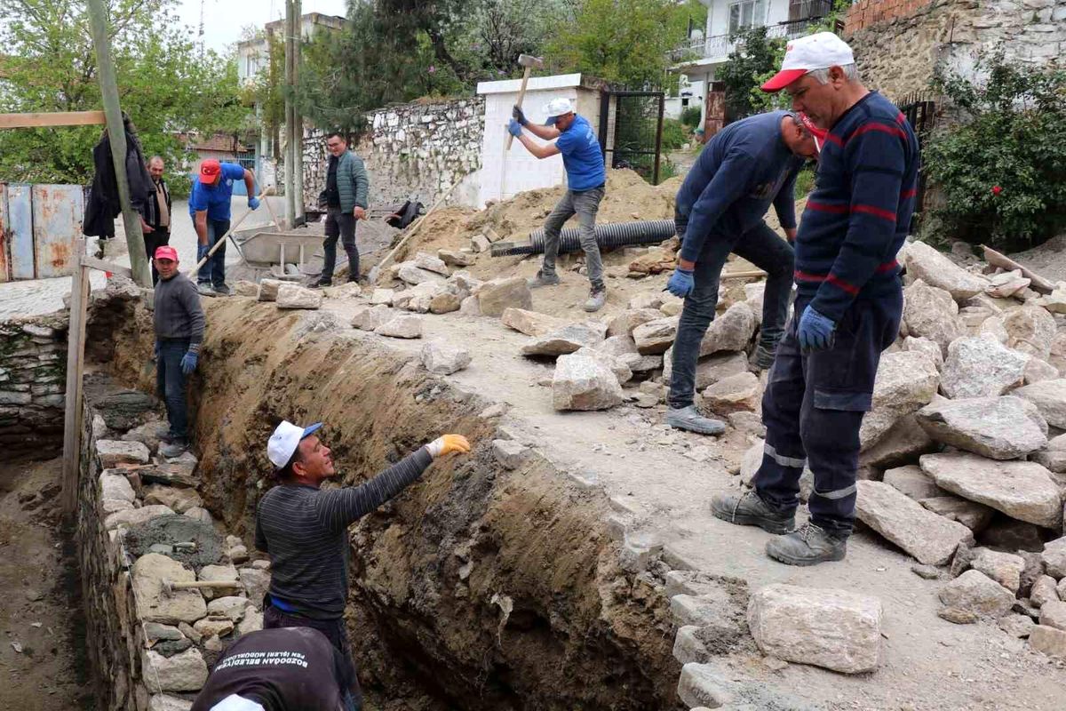 Bozdoğan Belediyesi Alamut Mahallesi\'nde taş duvar çalışmasını tamamladı