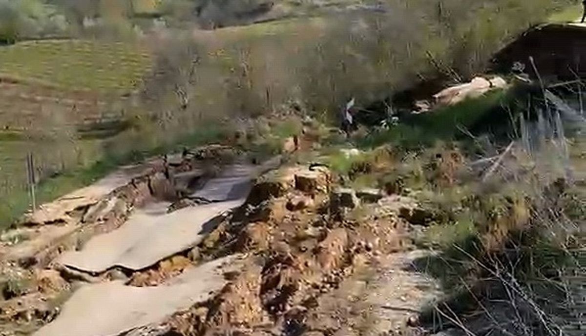 İnegöl\'de Heyelan, Yol Kapandı