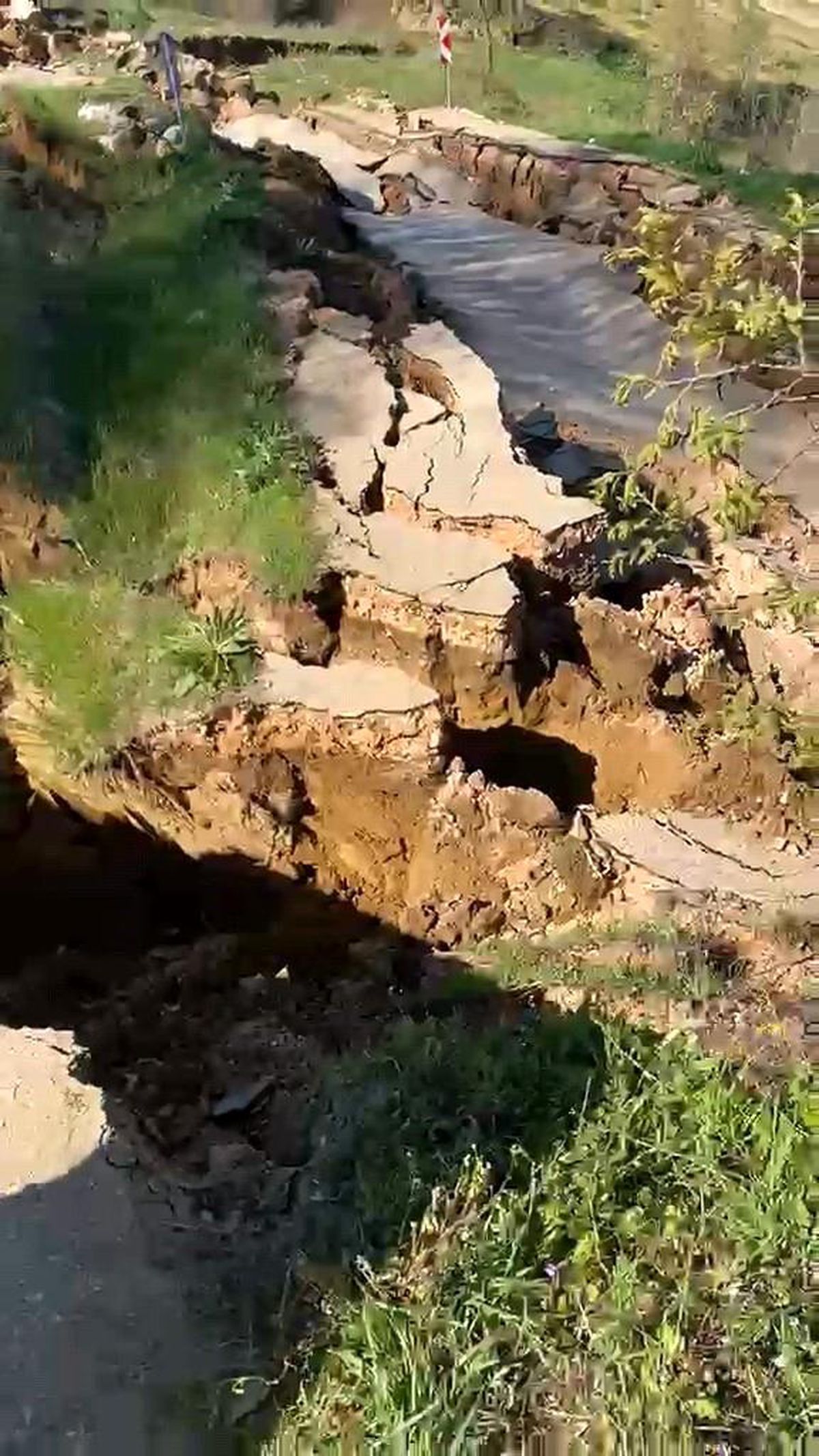 İnegöl\'de Heyelan Nedeniyle Yol Kapandı