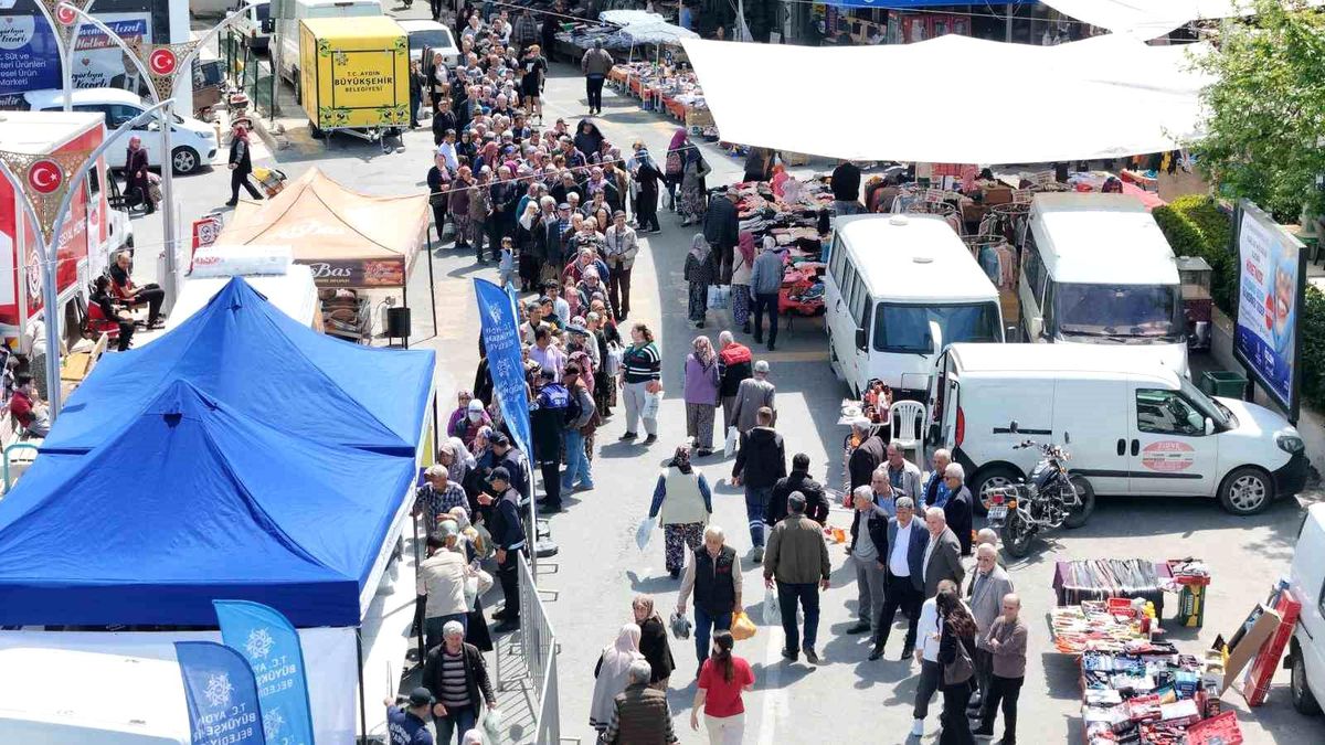 Büyükşehrin fideleri Karacasu ve Koçarlı\'da dağıtıldı
