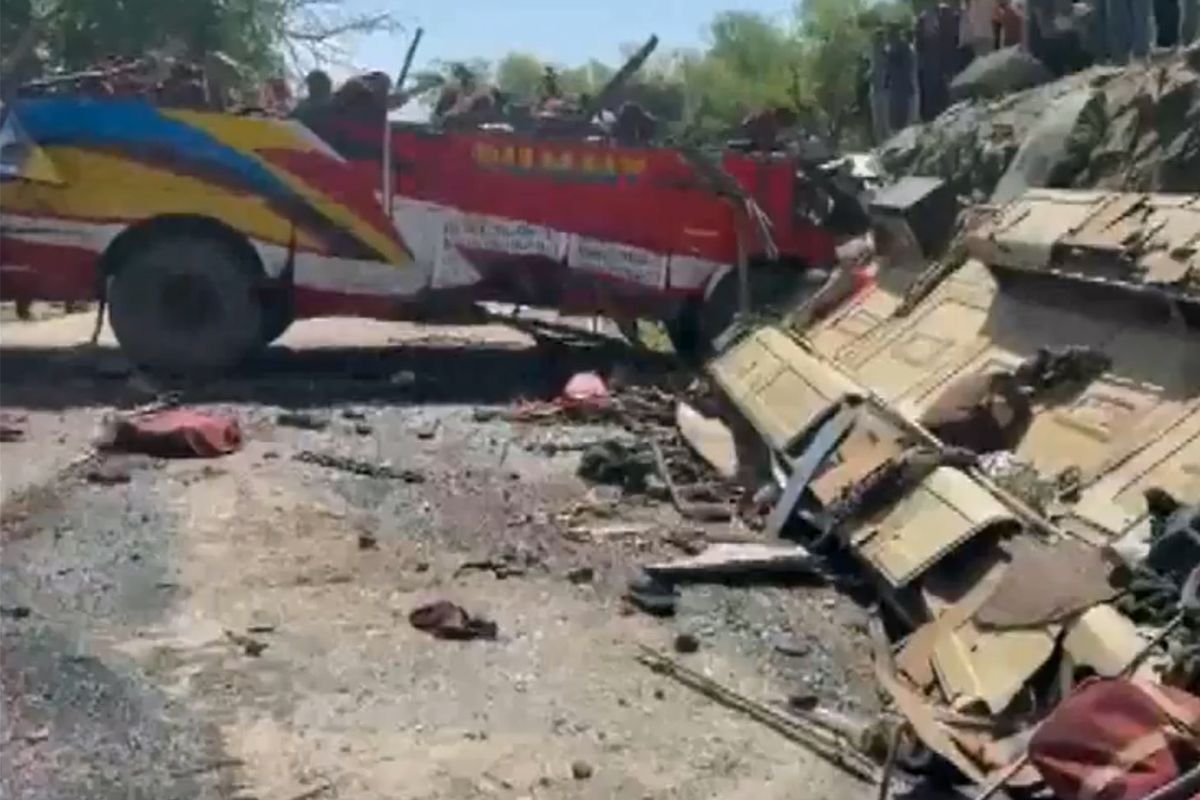 Cammu Keşmir\'de yolcu otobüsünün uçuruma yuvarlandı: 21 ölü