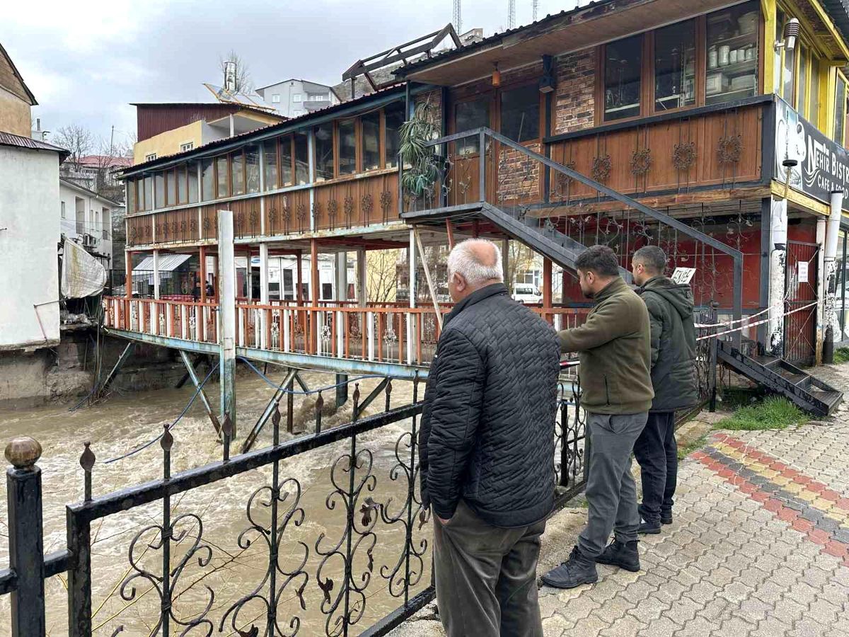 Çatak\'ta aşırı yağış nedeniyle köprü ve üstündeki kafe tedbiren kapatıldı