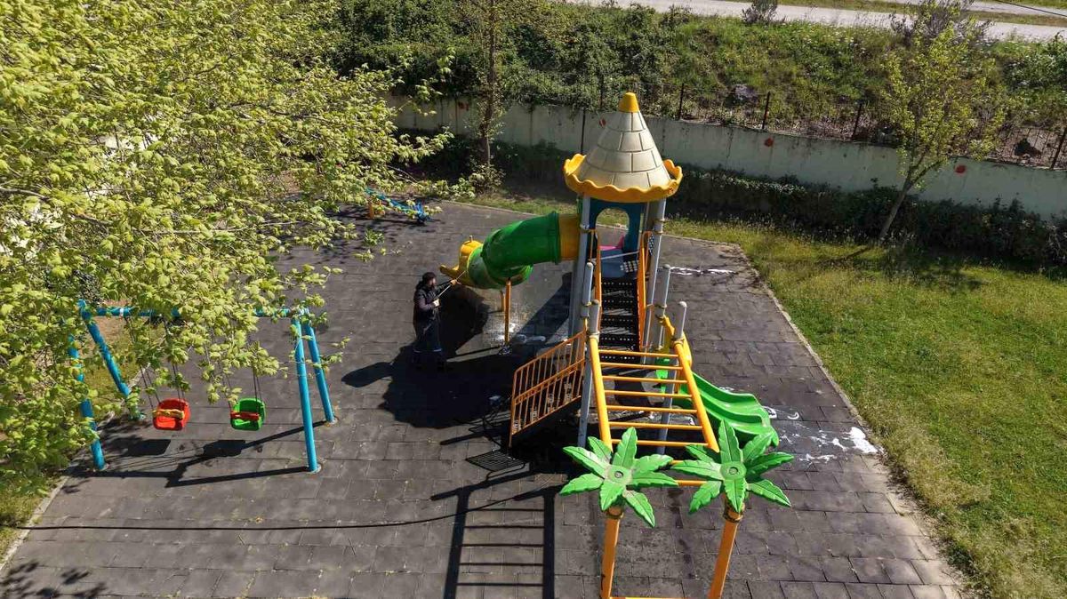 Çayırova\'da parkların oyun grupları yıkanıyor