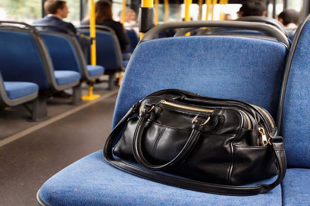 Otobüste unutulan çantadan servet çıktı