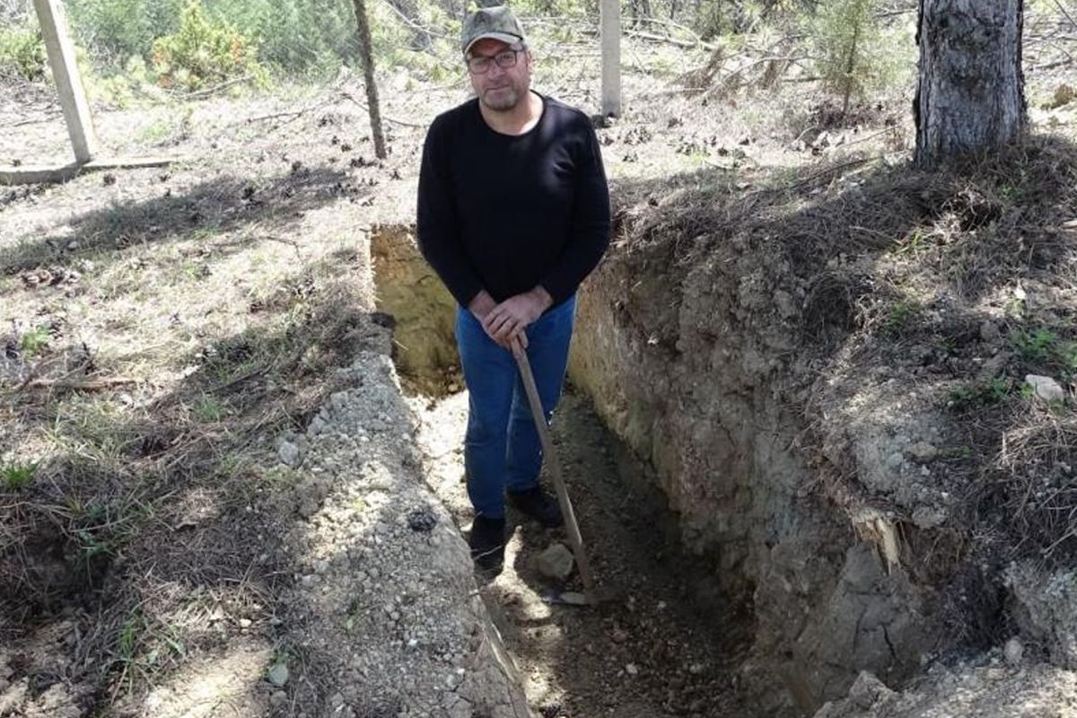 Dokuz kez ölümden döndü, mezarını kazmaya başladı