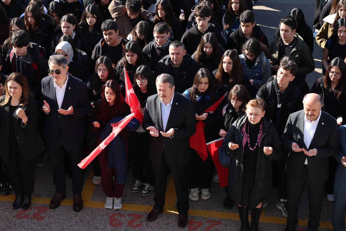 Eğitim-Bir-Sen Genel Başkanı Yalçın: \'Öğretmen bayraktır, eğitimin bayraktarıdır\'