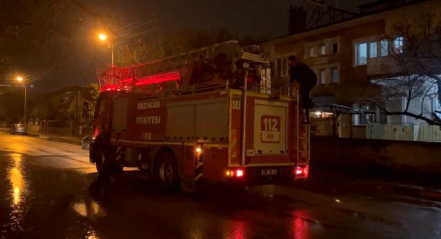 Kedi İtfaiye Ekipleri Tarafından Kurtarıldı