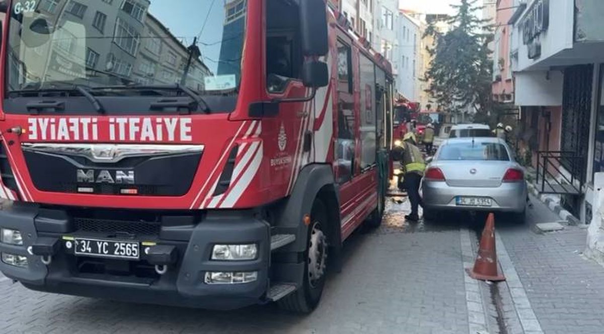 Esenyurt\'ta Çatı Yangını İki Apartmana Sıçradı