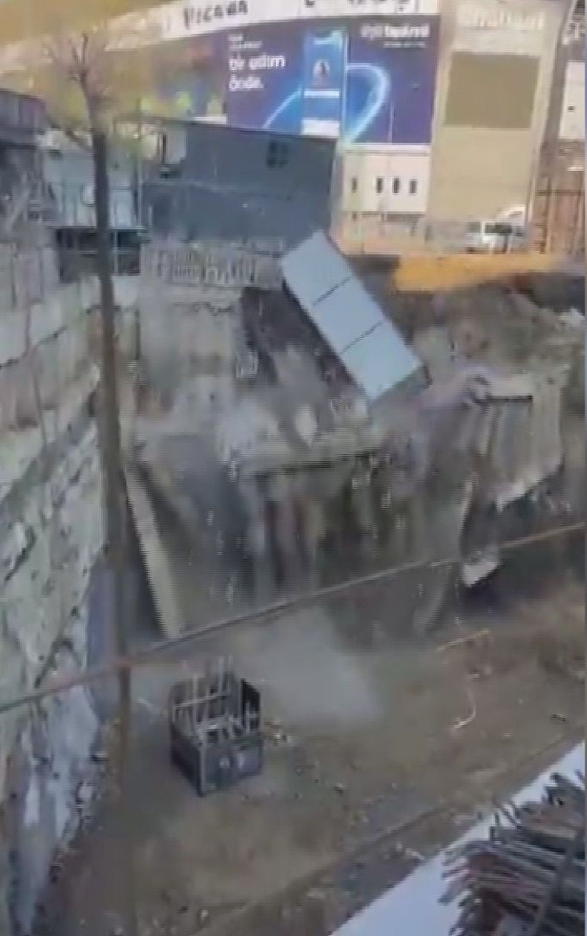 Kadıköy\'de İnşaat Duvarı Çöktü