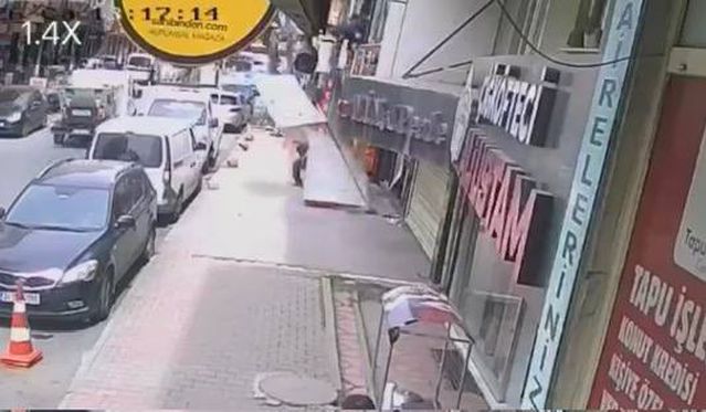 Gaziosmanpaşa'da Kaldırım Kazası: Tabelanın Altında Kaldı, Yaralandı