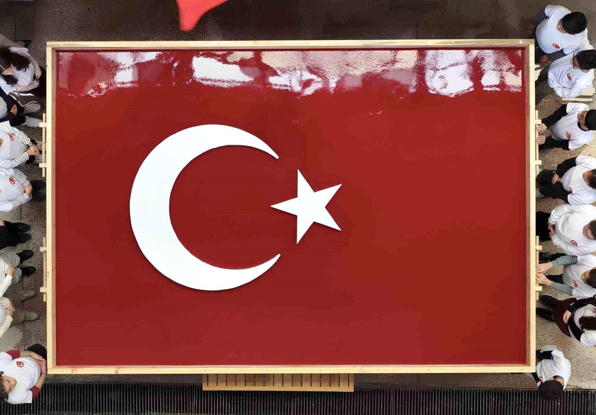 Geleneksel yöntemlerle dev Türk bayrağı yapıldı