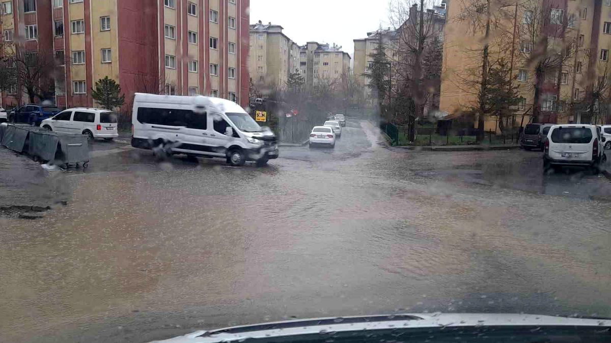 Hakkari\'de Şiddetli Yağışlar Sorun Yarattı