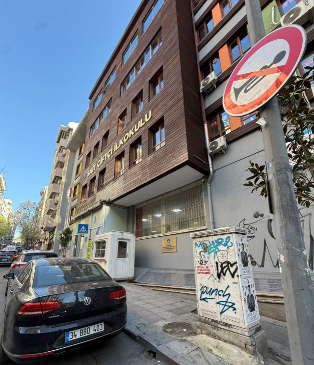 İstanbul'da okul önünde skandal afiş! Saldırılar sonrası travma yaşayan öğrencilere yeni darbe