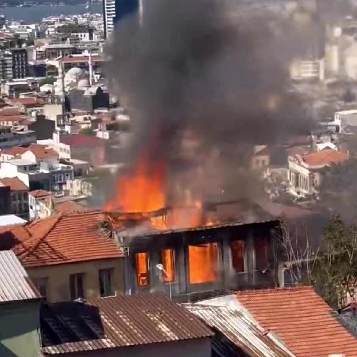 İzmir\'de Metruk Binada Yangın