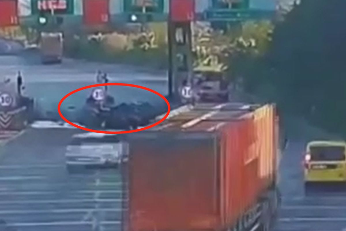 Genç doktorun aracı yanarken trafik umarsızca aktı