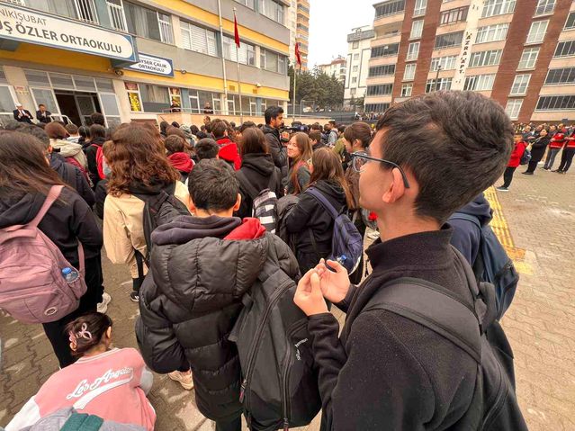 Kahramanmaraş’ta öğrenciler, saldırıda hayatını kaybedenler için dua etti