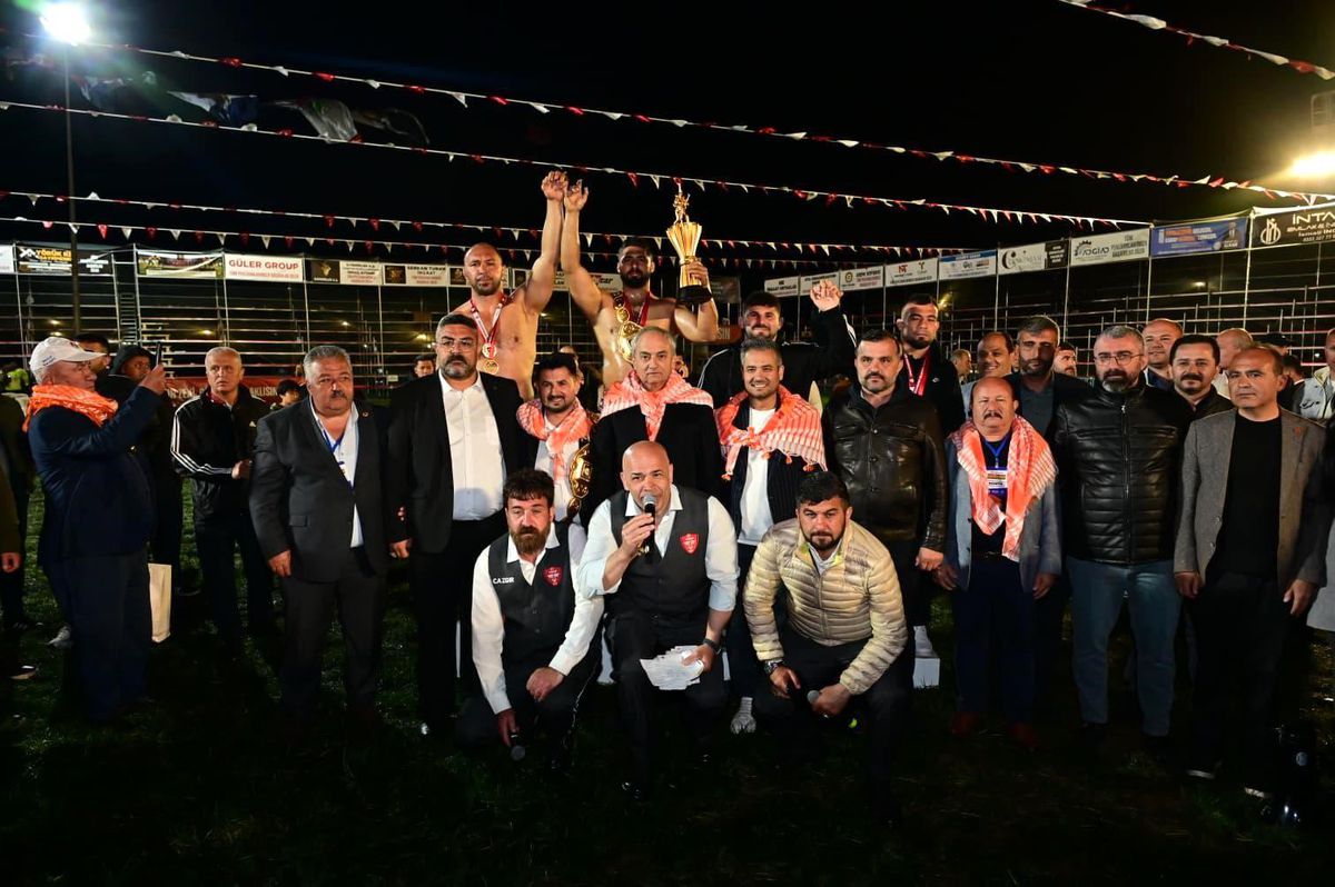 Kepez\'de 12 yıl sonra er meydanı kuruldu: 984 pehlivan kıyasıya mücadele etti