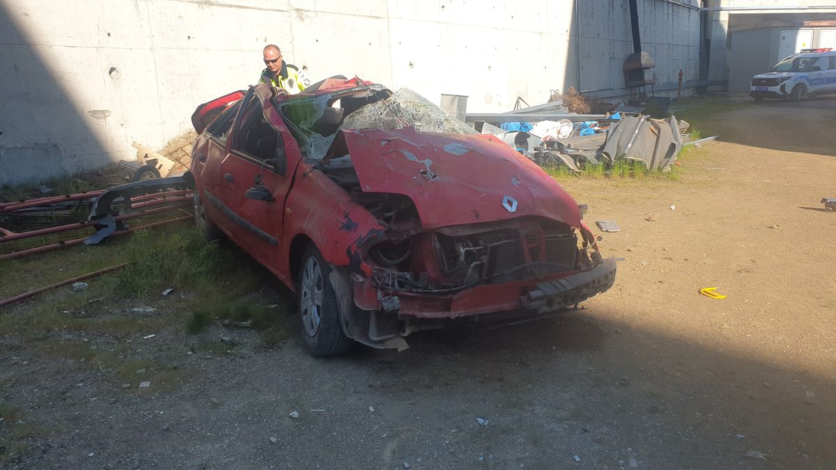 Düzce\'de Otomobil 20 Metreden Düştü