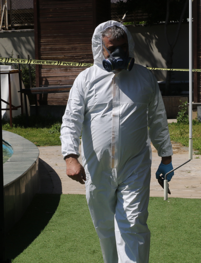 K&ouml;t&uuml; kokudan ş&uuml;phelenerek baktıkları reklam panosundan tanınmayacak halde ceset &ccedil;ıktı