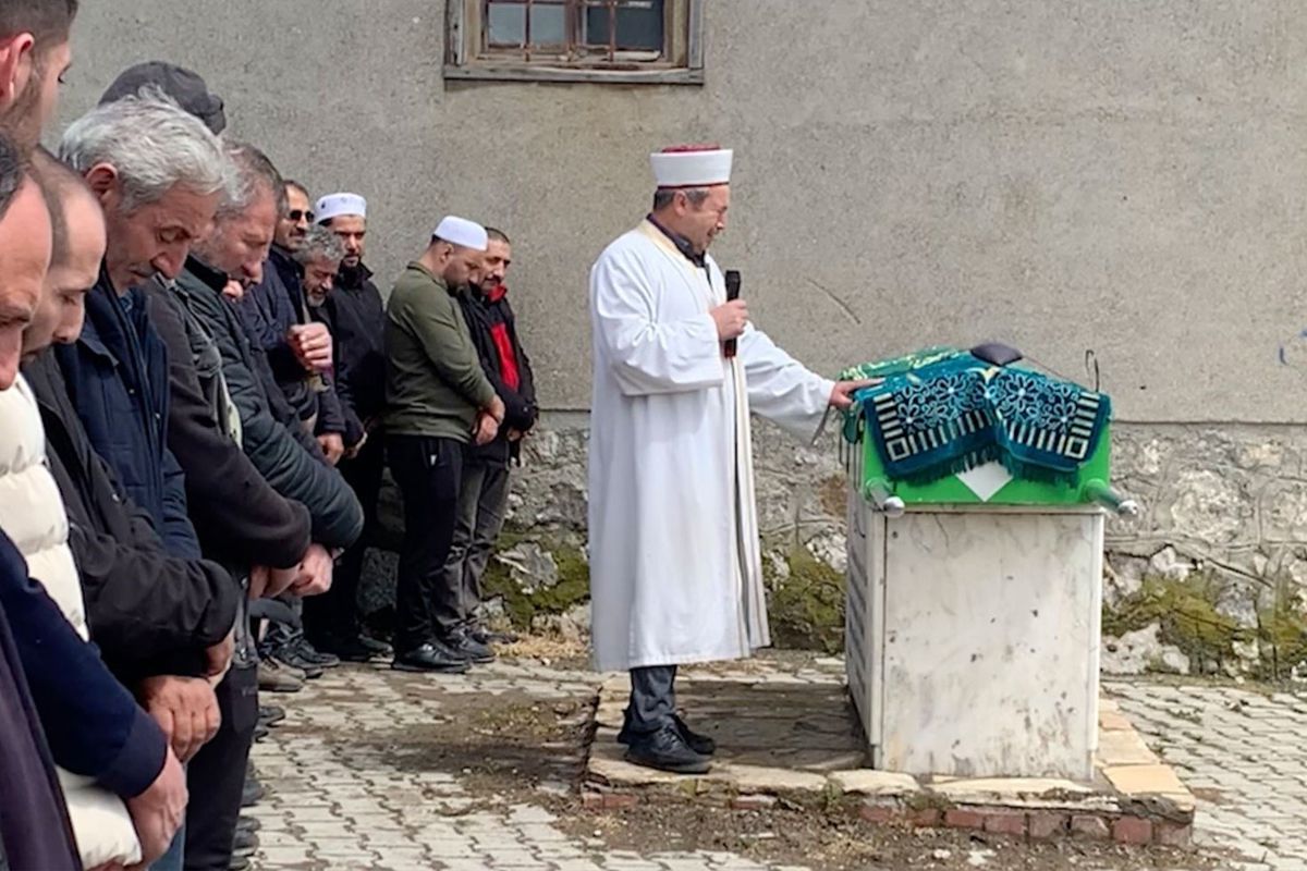 "Köyün neşesi" engelli genç herkesi gözyaşlarına boğdu: İmam ayakta durmakta güçlük çekti