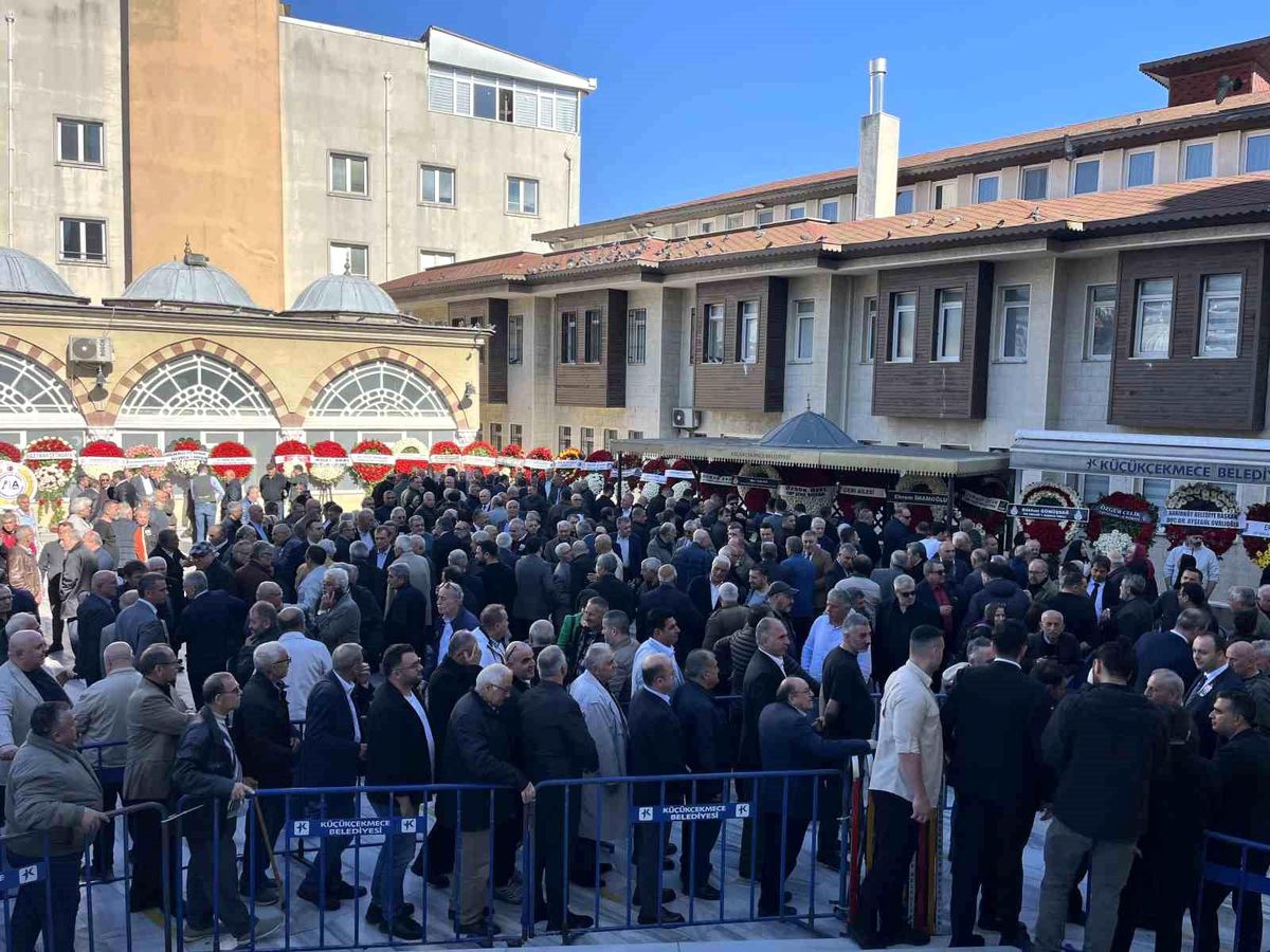 Küçükçekmece Belediye Başkanı Çebi\'nin kardeşi Ömer Çebi son yolculuğuna uğurlandı