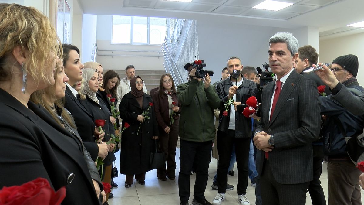 Malatya\'da öğrenciler Türk bayrağı, öğretmenler karanfil ile karşılandı