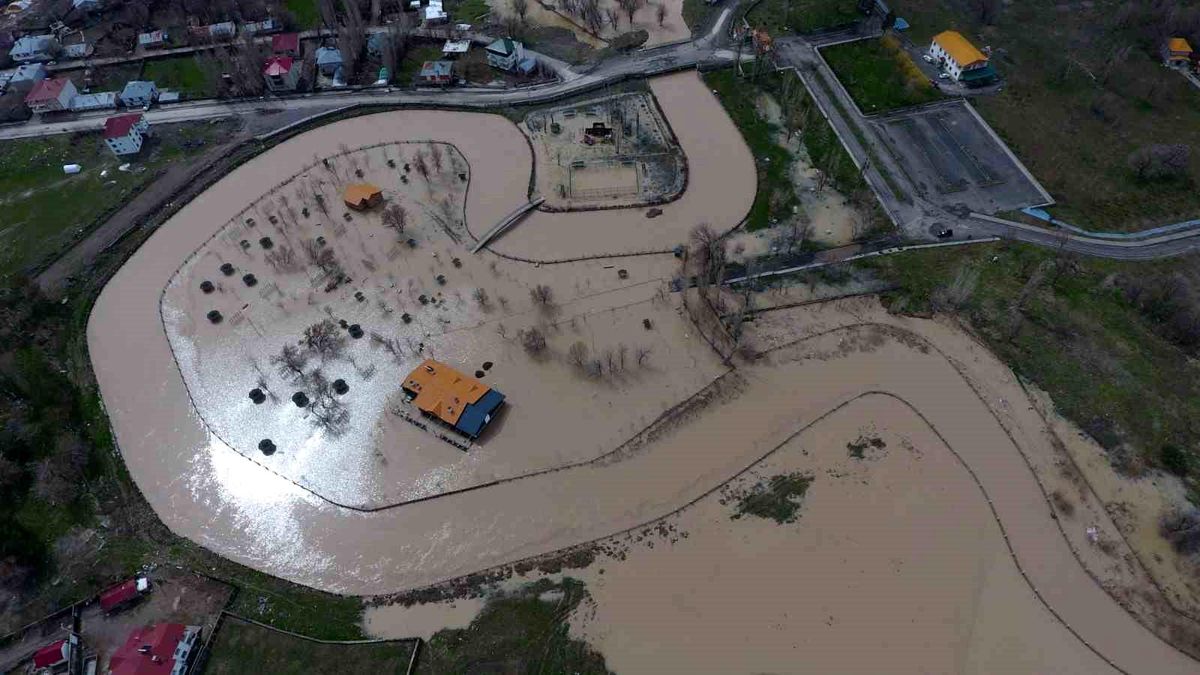 Muş\'ta Sağanak Yağış Dere Taşırdı