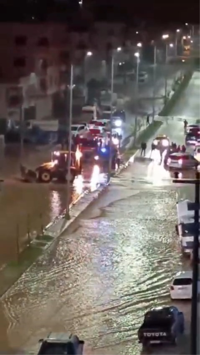 Mardin'de kuvvetli sağanak sonucu cadde ve sokaklar sular altında kaldı