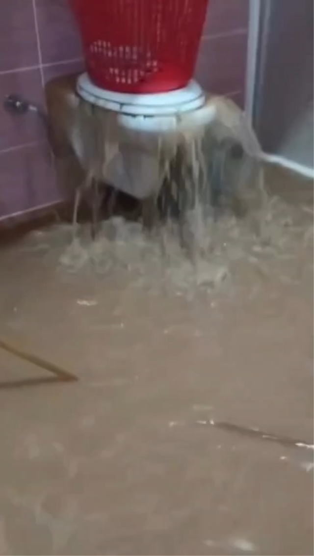 Mardin'de kuvvetli sağanak sonucu cadde ve sokaklar sular altında kaldı