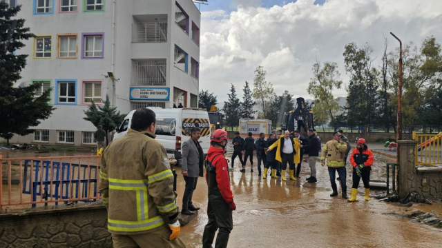 Mardin'de sağanak nedeniyle 75 öğrenci okulda mahsur kaldı