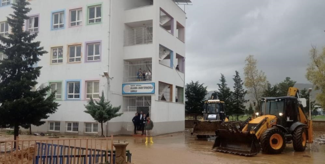Mardin'de sağanak nedeniyle 75 öğrenci okulda mahsur kaldı