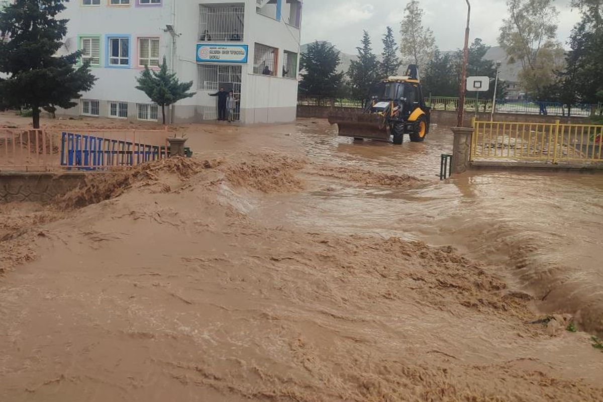 Mardin\'de sağanak nedeniyle 75 öğrenci okulda mahsur kaldı