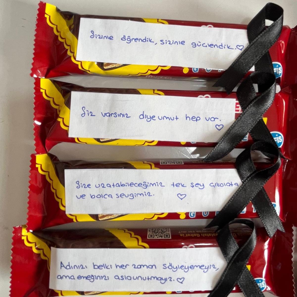 Öğrenciler, üzerine notlar yazdıkları çikolataları öğretmenlerine ikram etti