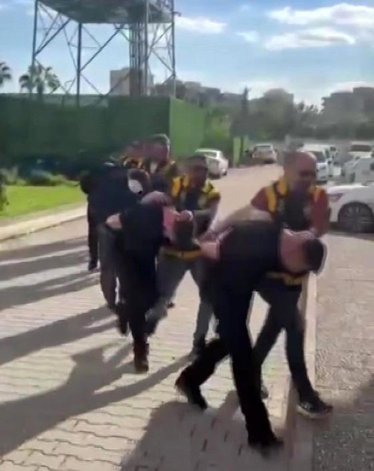 Adana\'da Okul Önünde Havaya Ateş Açan 7 Şüpheli Gözaltında