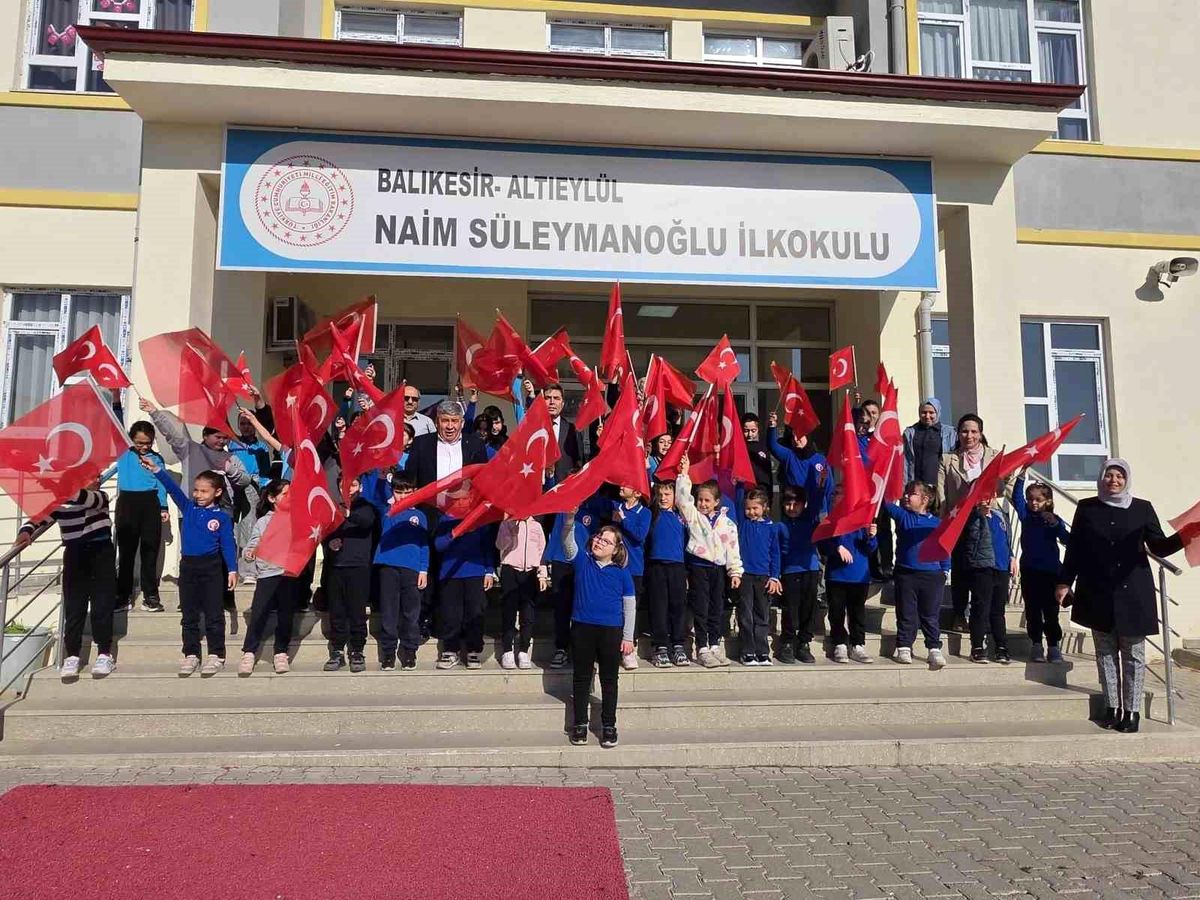 Ercan Kurter Okullarda Bayrak Dağıttı