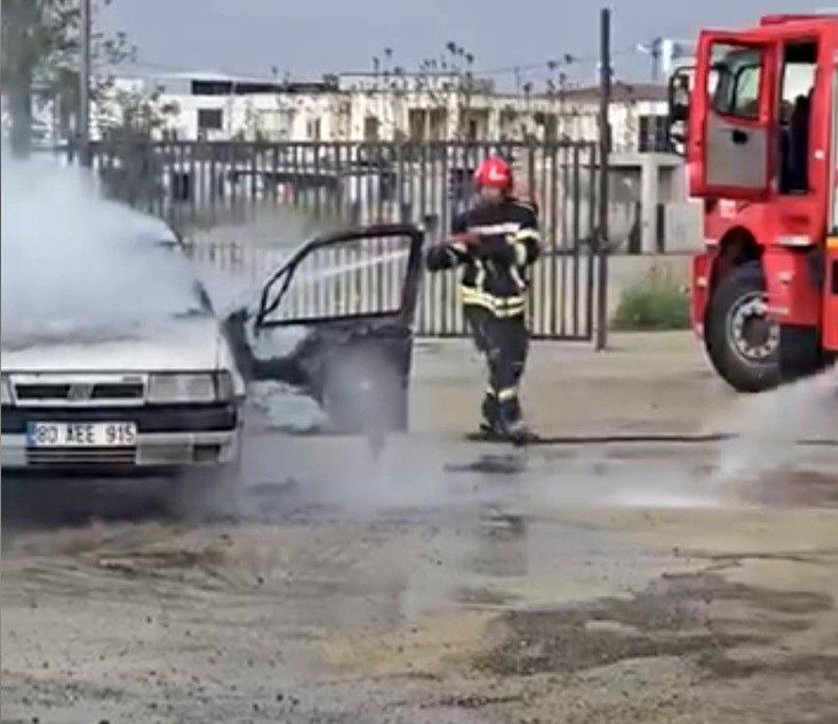 Osmaniye\'de park halindeki otomobil alev alev yandı