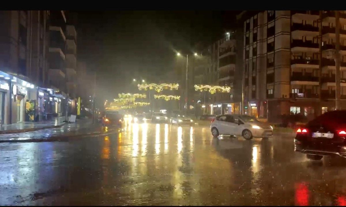 Düziçi\'nde Şiddetli Yağış Ulaşımı Aksattı