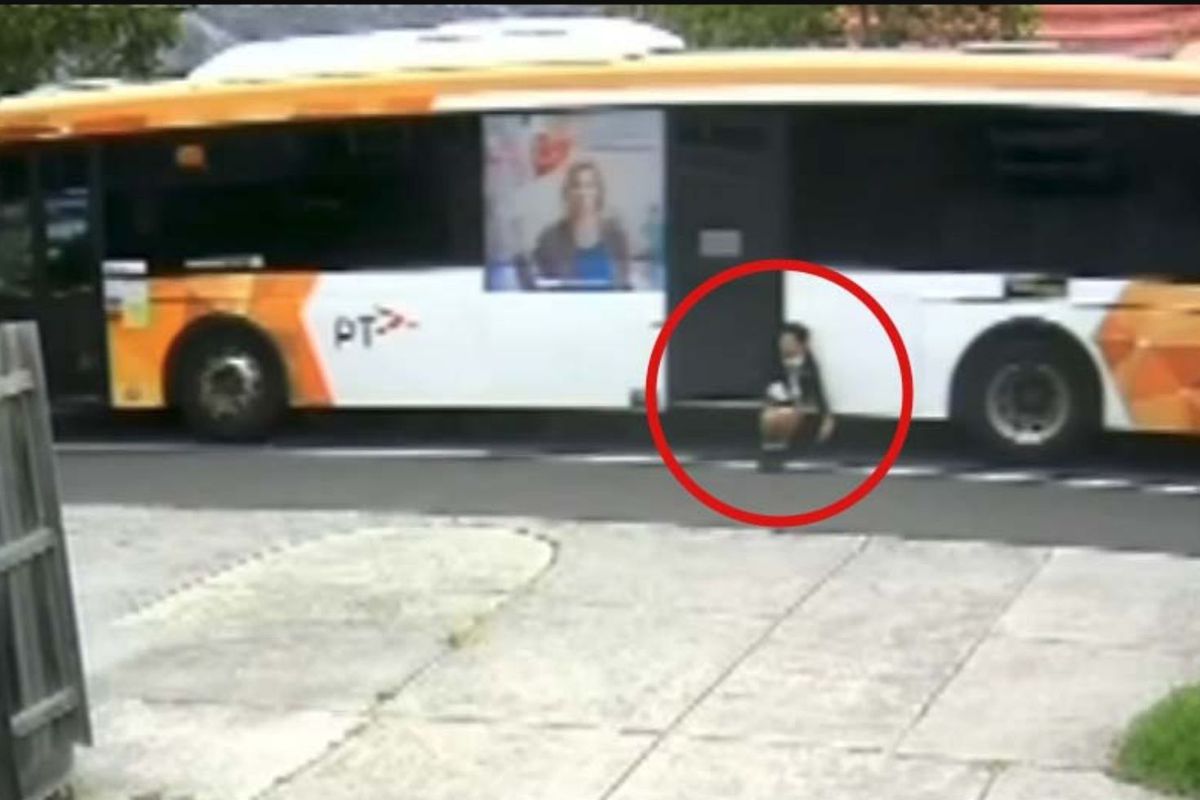 Otobüs kapısına sıkışan çocuk 350 metre sürüklendi!