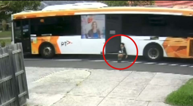 Otobüs kapısına sıkışan çocuk 350 metre sürüklendi!