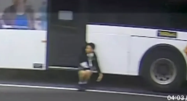 Otobüs kapısına sıkışan çocuk 350 metre sürüklendi!