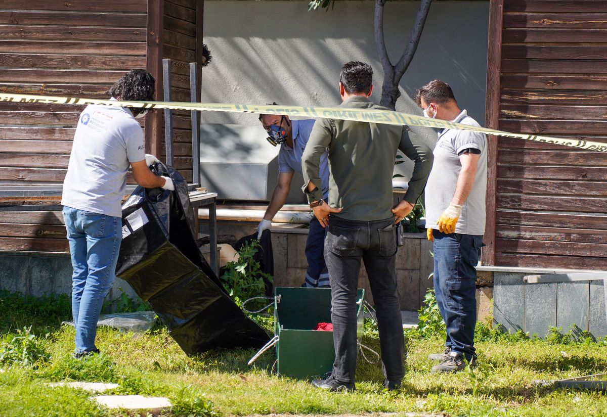 Antalya\'da Parkta Erkek Cesedi Bulundu