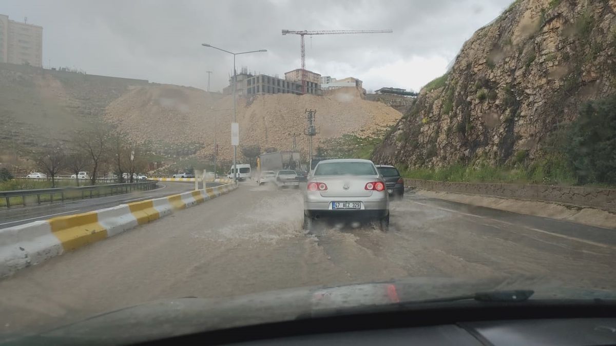 Artuklu\'da Sağanak: Evler ve Öğrenciler Mahsur Kaldı