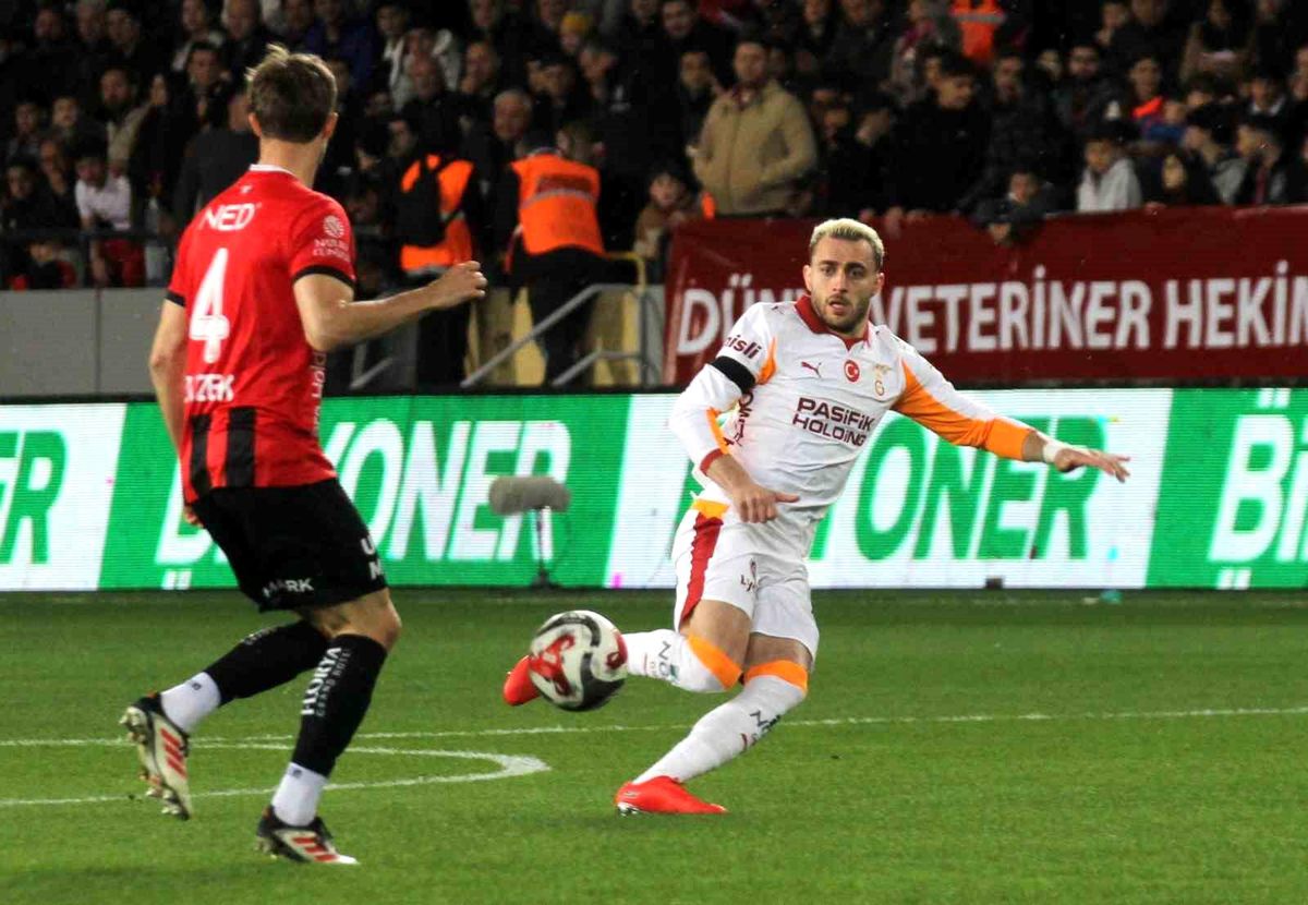 Galatasaray Liderliğini Sürdürdü, Fenerbahçe Berabere Kaldı