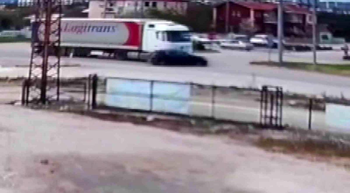 Amasya\'da Tır, Otomobili Sürükledi