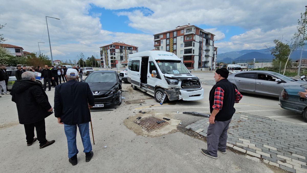 Tokat\'ta Minibüs ile Otomobil Çarpıştı: 10 Öğrenci Yaralandı